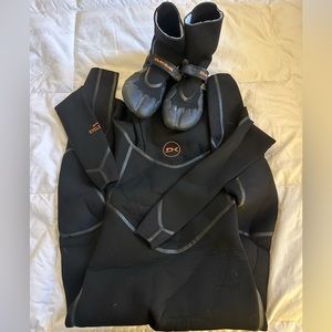 DAKINE CYCLONE ZIP FREE FULL WETSUIT
3/2MM-M & CYCLONE SPLIT TOE BOOT 3/2MM-11